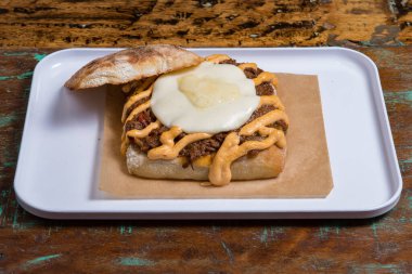 Ciabatta baget sandviç, sığır eti, yumurta ve sebzeli..