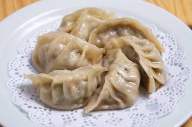 Çin buğulama Shumay Dim Sum beyaz bir tabakta