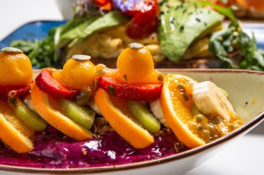 Pitaya kivi portakal suyu kasesi. Yenilebilir süt ürünleri..