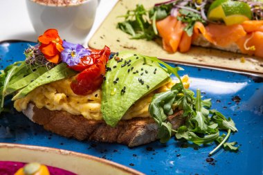 Yumurtalı tost, avokado ve domatesli sandviç. Sağlıklı yemek.
