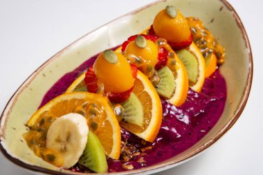 Pitaya kivi portakal suyu kasesi. Yenilebilir süt ürünleri..