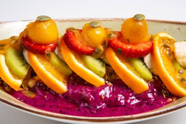 Pitaya kivi portakal suyu kasesi. Yenilebilir süt ürünleri..