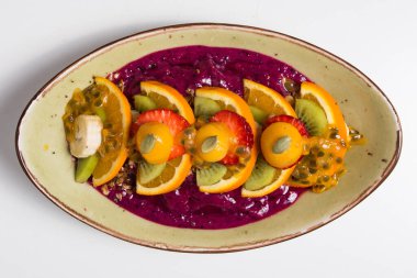 Pitaya kivi portakal suyu kasesi. Yenilebilir süt ürünleri..