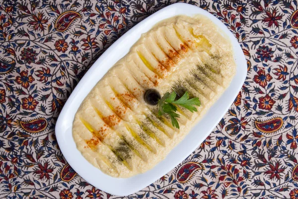 Hausgemachter Iranischer Hummus Mit Auf Weißem Teller — Stockfoto