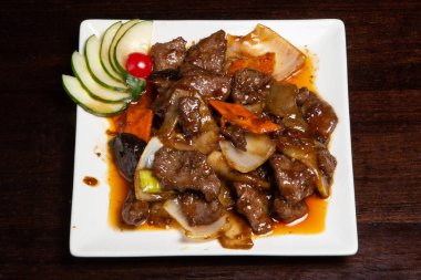 Tatlı ve ekşi Çin yemeği. Kızarmış ananas, soğan, biber ve sosa bol yağda kızartılmış et eklenir. Tatlı ve ekşi yemekler Asya mutfağında yaygındır, özellikle de Amerikan Çin yemeklerinde.