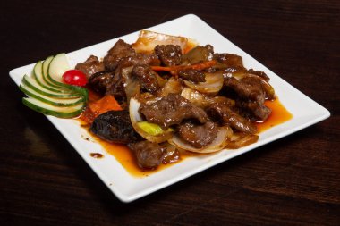 Tatlı ve ekşi Çin yemeği. Kızarmış ananas, soğan, biber ve sosa bol yağda kızartılmış et eklenir. Tatlı ve ekşi yemekler Asya mutfağında yaygındır, özellikle de Amerikan Çin yemeklerinde.