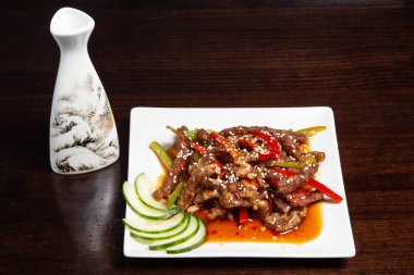 Çin baharatlı eti üzerine susam serpiştirilmiş..