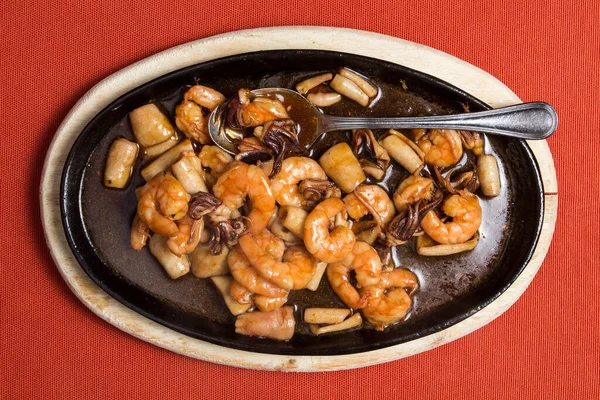 海老のグリル イカのリングと野菜のミックス ソースの麺 赤唐辛子 黒皿のゴマ — ストック写真