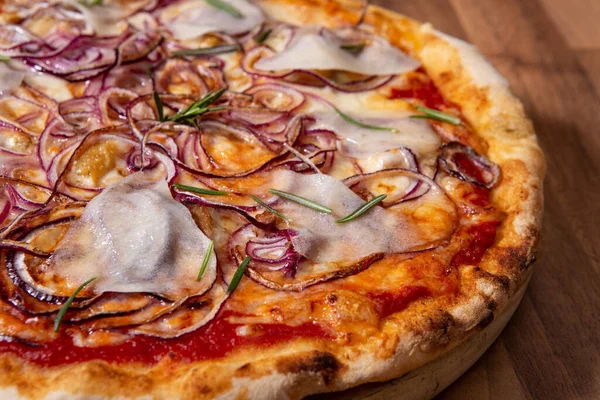 Pizza Com Queijo Cebola Vermelha Molho Tomate — Fotografia de Stock