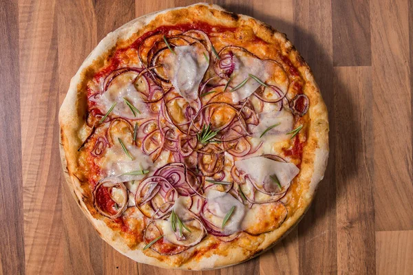 Pizza Com Queijo Cebola Vermelha Molho Tomate — Fotografia de Stock