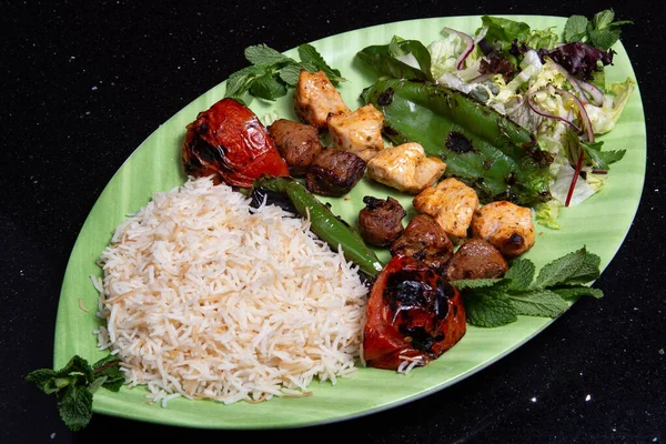 レバノンのグリルミックス肉野菜と米 — ストック写真