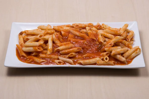 Hånd Lavet Pasta Med Tomat Sauce Punch - Stock-foto