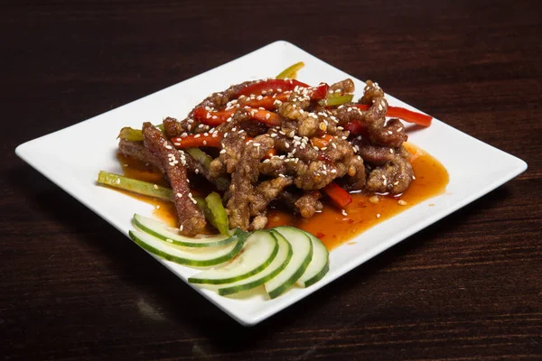 Kinesiskt Kryddigt Kött Vit Skål Beströdd Med Sesam — Stockfoto