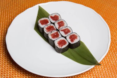 Sake maki Japon suşisi beyaz tabakta ton balıklı rulo.