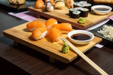 Nigiri suşisini üstüne somon balığı ve beyaz tabakta kapatıyoruz.