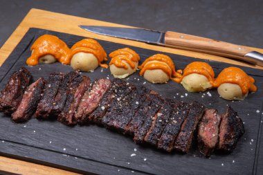 Bifteğe kesilmiş biftek ve patates.