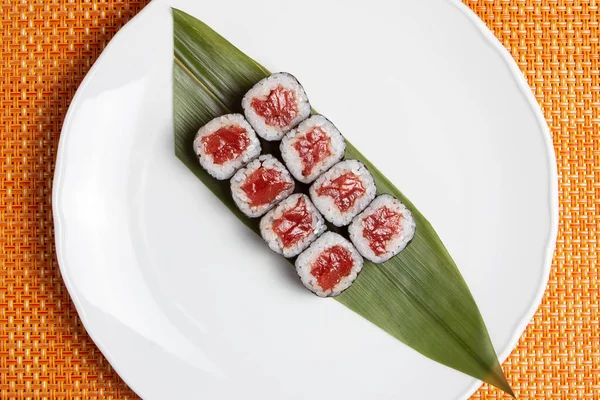 Sake Maki Rollos Sushi Japonés Con Atún Plato Blanco — Foto de Stock
