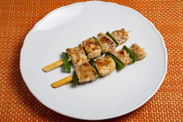 Poulet Yakitori Aux Oignons Verts Sur Une Assiette Sur Table — Photo