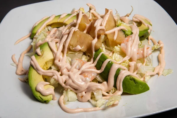 Salada Verde Com Camarão Abacate Placa Branca — Fotografia de Stock