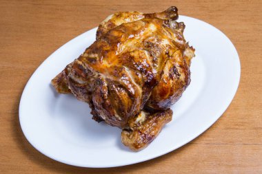 Beyaz tabakta ızgara tavuk. Restoran servis edildi..