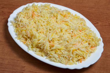 Beyaz tabakta buharda pilav.