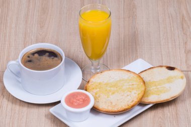 Tipik İspanyol kahvaltısı, kahve ve tost zeytinyağı ve öğütülmüş domates..