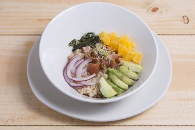 Orman zemininde ton balığı, avokado ve kinoa ile dürt.