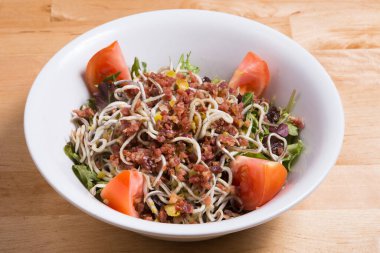 Angulas 'lı salata İspanya' dan tipik bir deniz ürünleri tabağıdır.