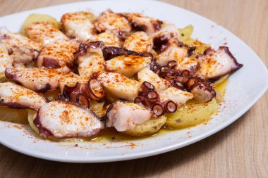 Galiçya tarzı ahtapot resmi, pulpo a la gallega