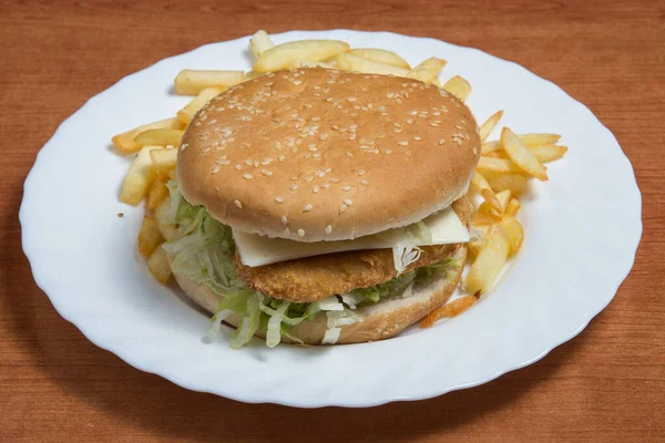 Świeży Burger Warzywami Serwowane Frytkami Tle Drewna — Zdjęcie stockowe