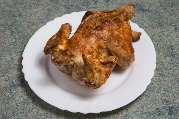 Gegrilltes Hühnchen Auf Einem Weißen Teller Restaurant Serviert — Stockfoto