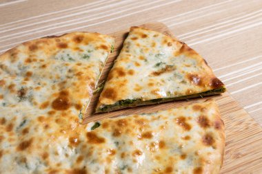 Megruli tipik bir Gürcü Focaccia peyniri ve etle doldurulmuş.