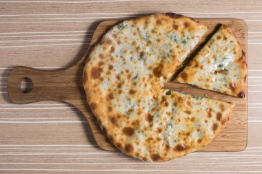 Megruli tipik bir Gürcü Focaccia peyniri ve etle doldurulmuş.