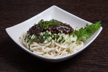 Çin mutfağı, maydanozlu soya fasulyesi ezmesi ve taze salatalıklı erişte.