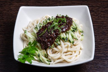 Çin mutfağı, maydanozlu soya fasulyesi ezmesi ve taze salatalıklı erişte.