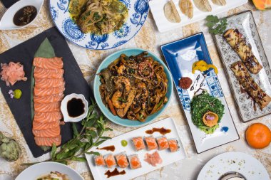 Geleneksel Japon yemekleriyle dolu bir masa..