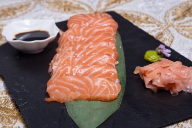 Süslü wasabi soslu somon balığı.