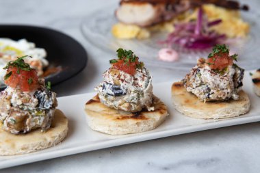 Geleneksel Yunan patlıcan ezmesi, melitzanosalata, pide ekmekli..