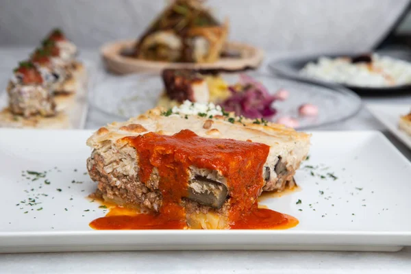 Mousaka Traditionnel Grec Avec Viande Sur Une Assiette Blanche — Photo