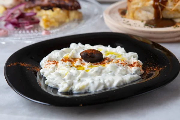 Traditionelle Griechische Dip Sauce Oder Tzatziki Mit Geriebenen Gurken Joghurt — Stockfoto