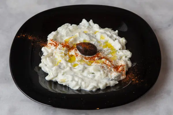 Traditionelle Griechische Dip Sauce Oder Tzatziki Mit Geriebenen Gurken Joghurt — Stockfoto