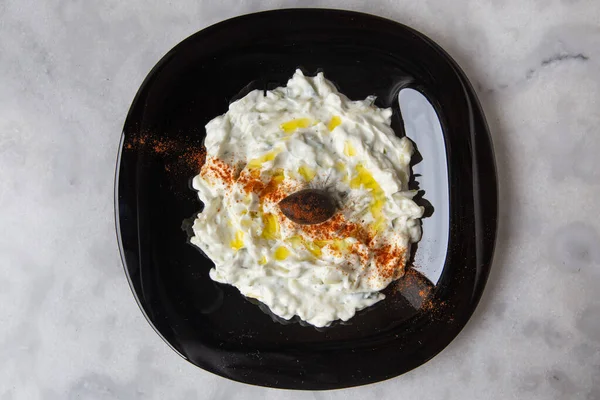 Geleneksel Yunan Sosu Veya Salatalık Yoğurt Zeytinyağı Taze Dereotuyla Hazırlanmış — Stok fotoğraf