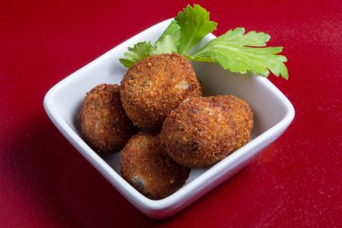 Croquetas con jamon Beyaz tabakta tipik İspanyol yemeği