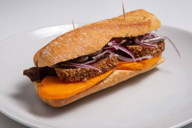 Pan con chicharron tipik bir Peru domuz sandviçi.