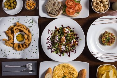 Ahşap arka planda İspanyol barından tabaklar, üst görünüm