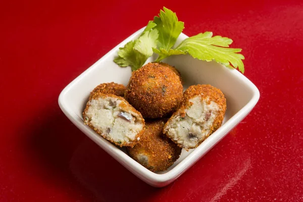 Croquetas Con Pescado Mariscos Plato Blanco — Foto de Stock