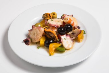 Salpicon de Marisco / Kabuklu deniz hayvanı salatası. Yemek, tabak..