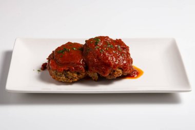 Salisbury bifteğini domates sosuyla servis et.