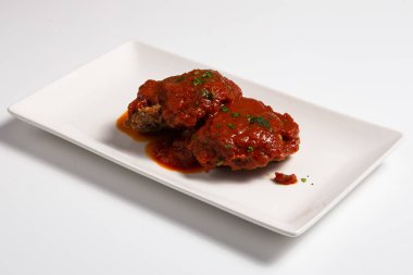 Salisbury bifteğini domates sosuyla servis et.