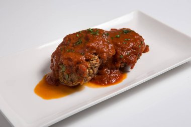 Salisbury bifteğini domates sosuyla servis et.